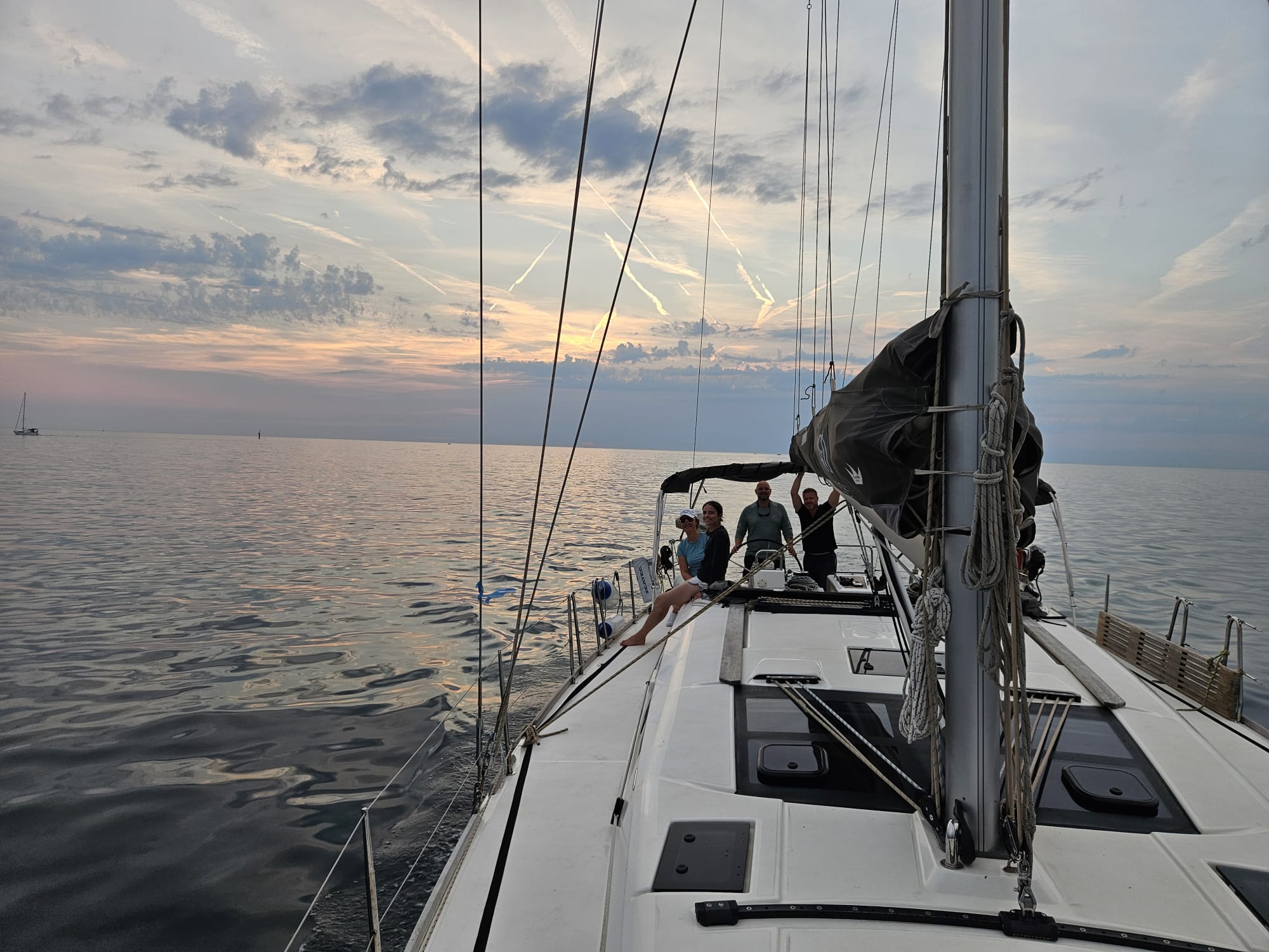 Crew bei Sonnenuntergang an Deck