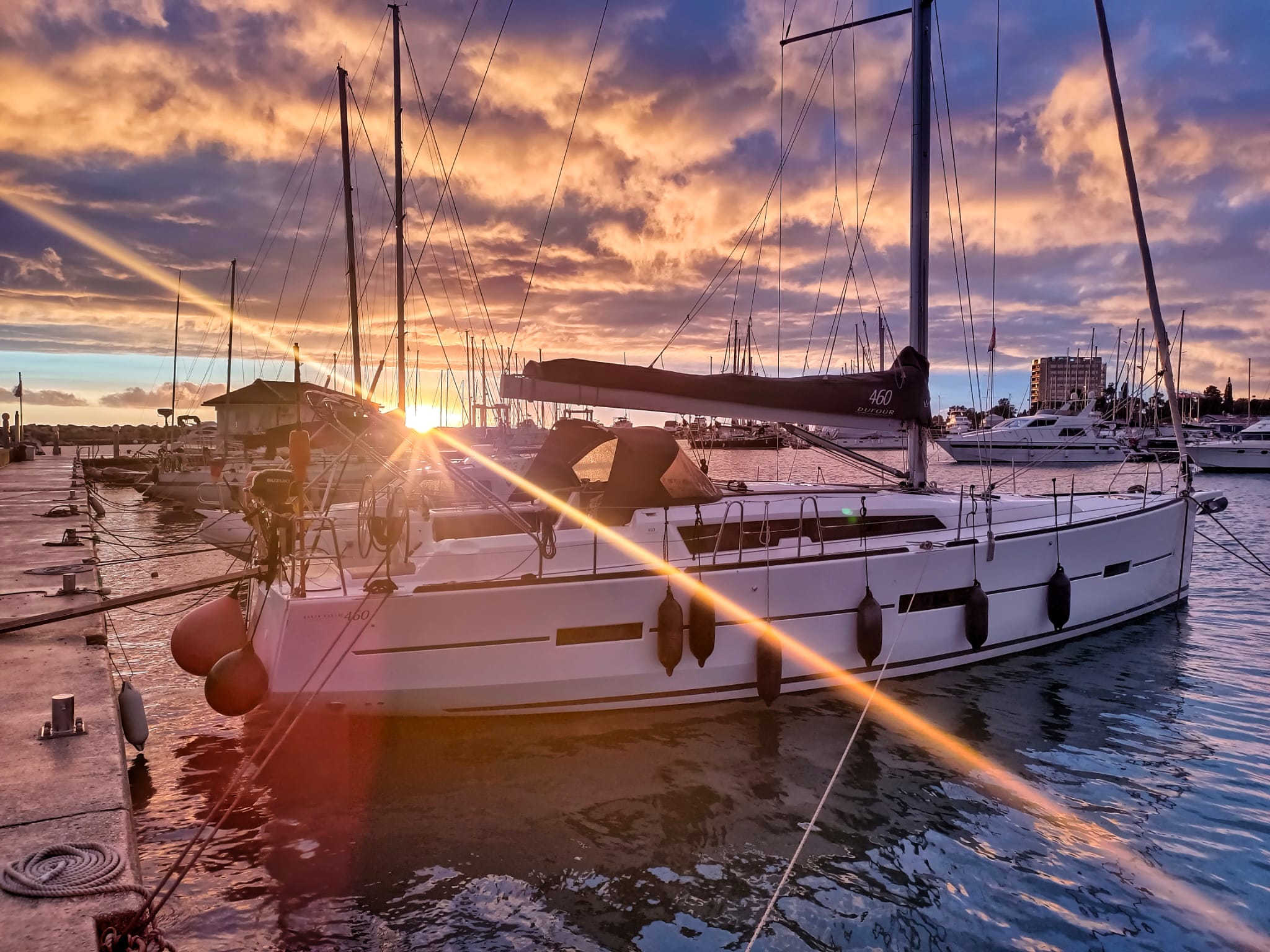 Dufour 460 im Hafen bei Sonnenuntergang