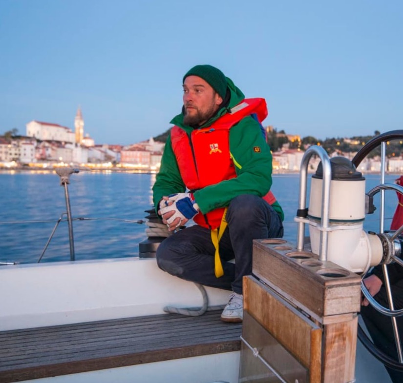 Skipper Schmid an Bord